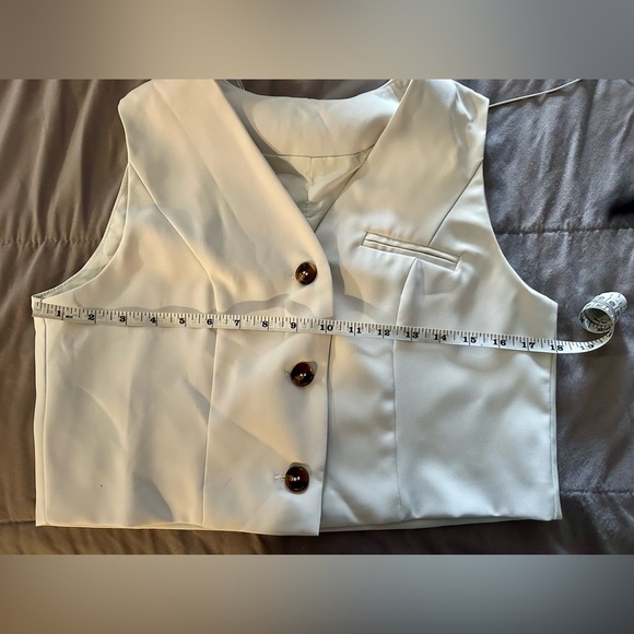 Cream Tailored Vest with V-Neckline and Cropped‎ Length - Picture 6 of 8